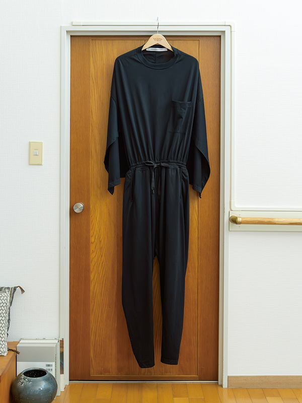 画像: 手持ちの服を減らし、オールインワンタイプの服を愛用するように。「コグザビッグスモーク」のジャンプスーツはどこかエレガントな印象