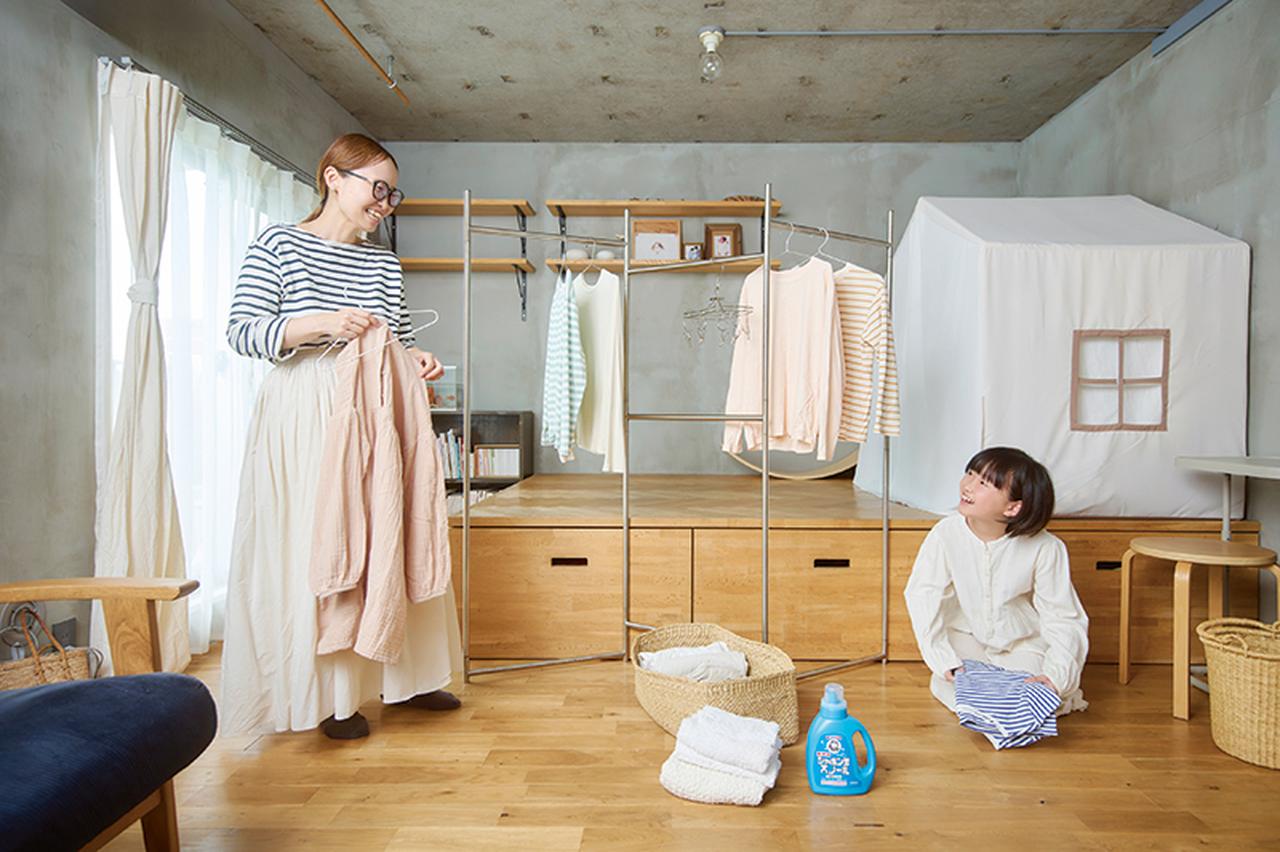 画像: 娘のめいちゃんと一緒に、乾いた洗濯物をたたむ圷さん。「シャボン玉スノールは、ふんわりやわらかい仕上がりが魅力。部屋干ししてもにおいが気になりません」