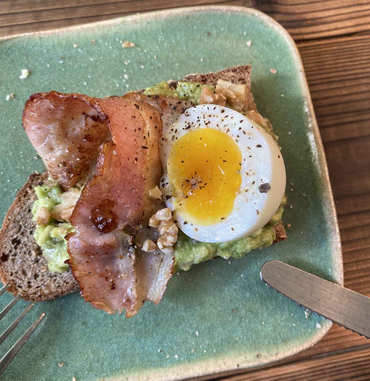 画像: アボカドとベーコン、半熟卵のせ。カフェ風のおしゃれメニューで食欲もテンションもUP!