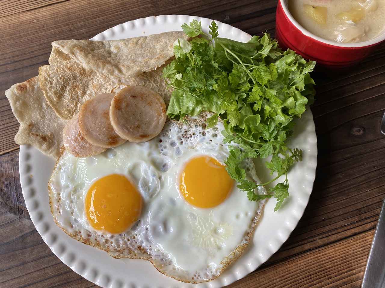 画像: 目玉焼き、ソーセージに薄焼きクレープ
