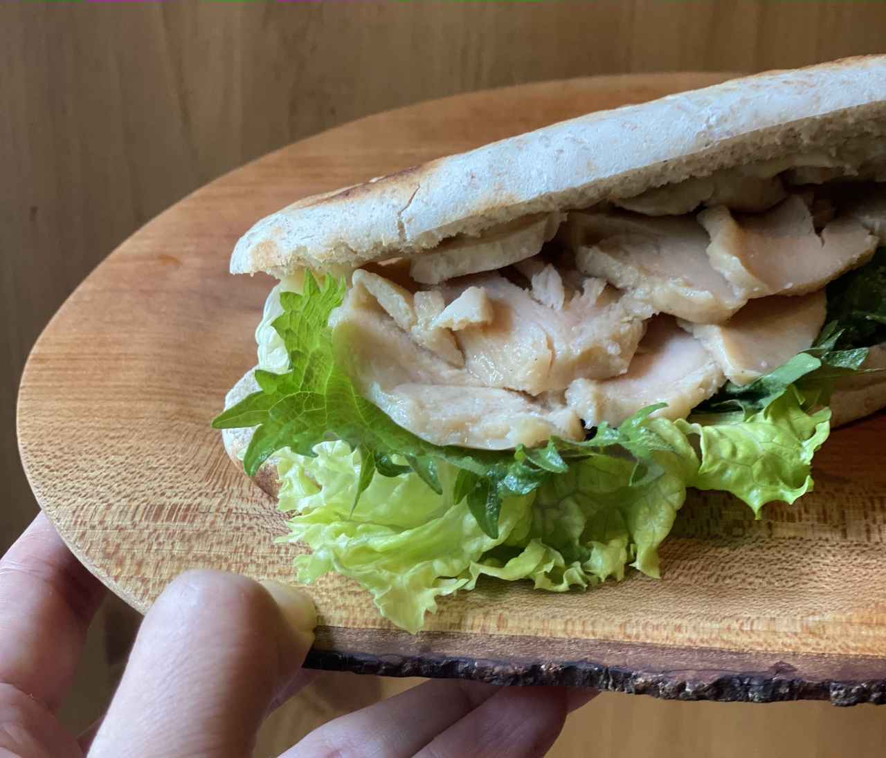 画像: サンドイッチはたんぱく質食材がとりやすくてGOOD！サラダチキンのサンドイッチ。青じそを挟んで爽やかな風味に