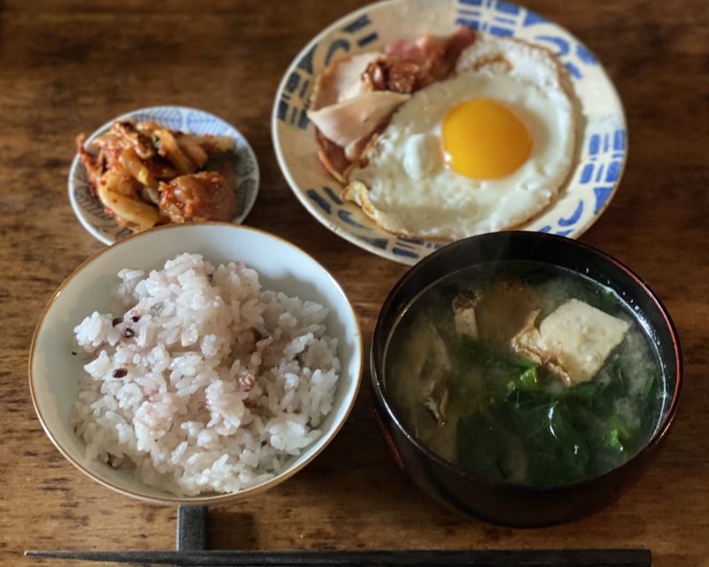 画像: 卵とベーコンで卵2個分のたんぱく質。味噌汁には厚揚げを