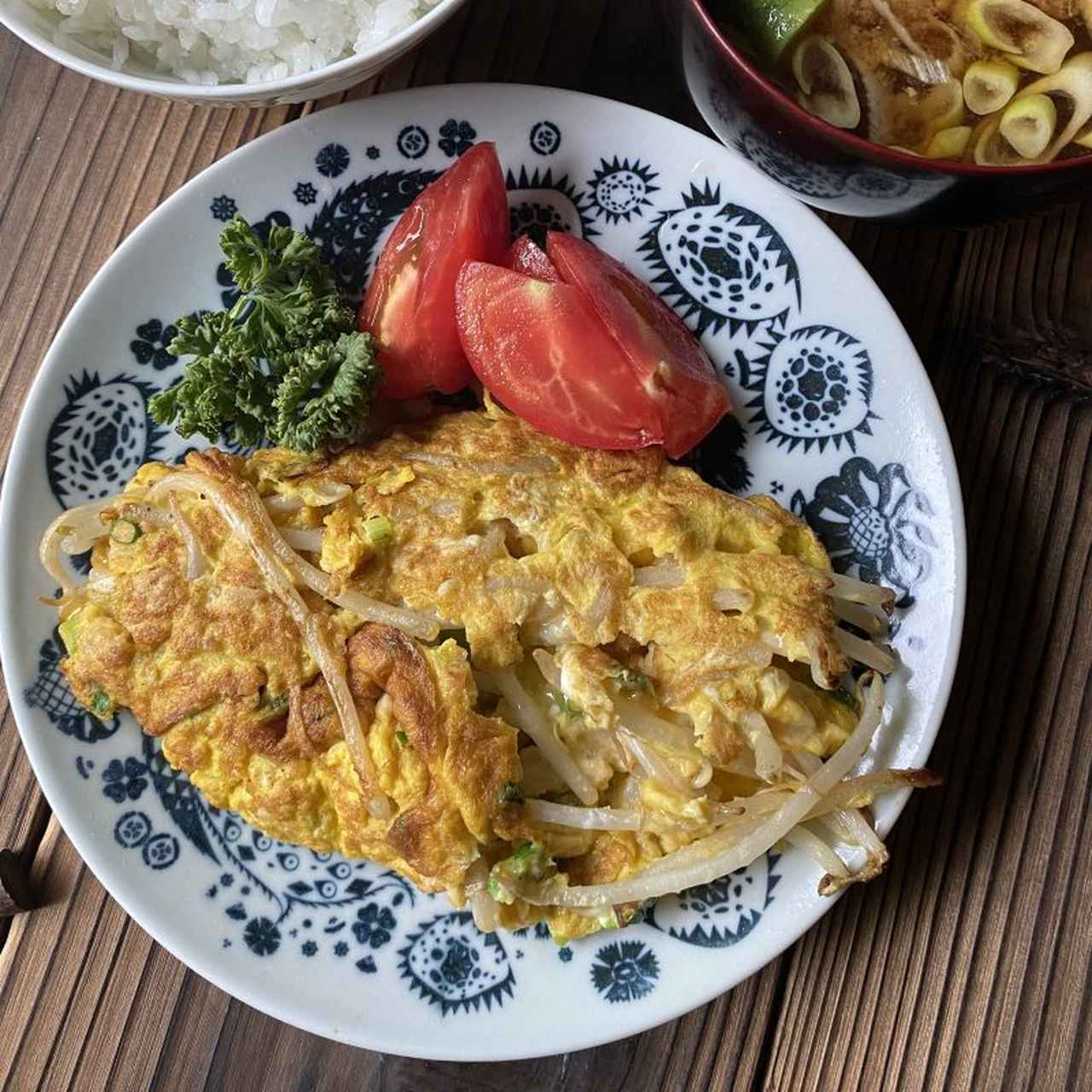 画像: もやしとツナのオムレツ。納豆ごはんも加えればたんぱく質量は完璧。味噌汁には厚揚げを
