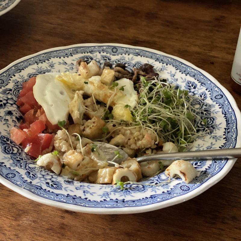画像: 目玉焼き、ひよこ豆マリネ、ちくわなどをのせた混ぜごはん。具材として、きのこや豆マリネ、ナムルなどをつくりおき。野菜や食物繊維もしっかりとれるようになる