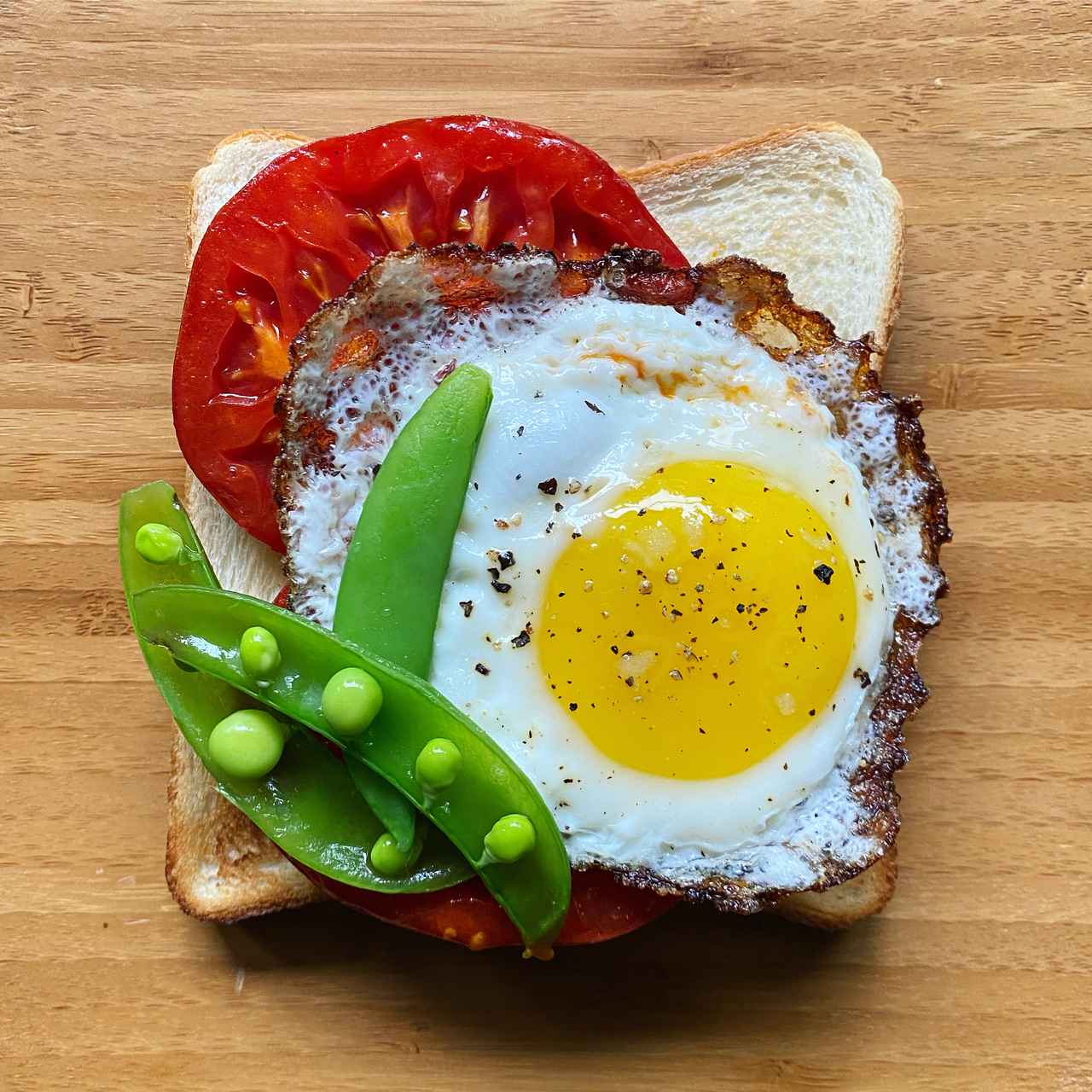 画像: 目玉焼きと野菜のせ。トマトは1cmくらいの厚切りにしてたっぷりと