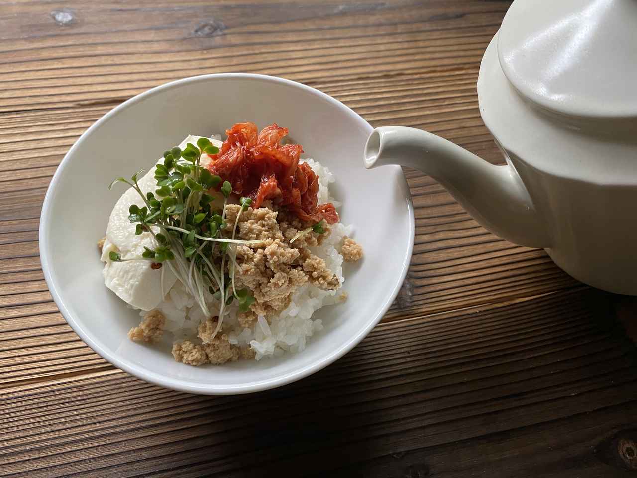 画像: そぼろ、豆腐、キムチをのせて汁かけごはんに