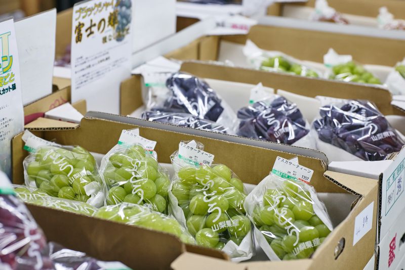 画像: おすすめポイント3 店主の坂本さんとフルーツ談義「ぶどうを長持ちさせるコツ」