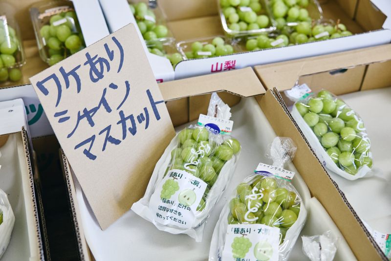 画像2: 秋の日帰り旅「山梨・八ヶ岳」のおすすめ穴場スポット。地元民が愛する“フルーツ天国”の八百屋へ!店主に聞く、ぶどうを長持ちさせるコツも/カメラマン・柳原久子さん