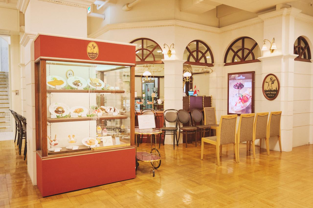 画像1: 目指すのは「日本橋三越本店」本館2階の奥。エントランスから心が躍る
