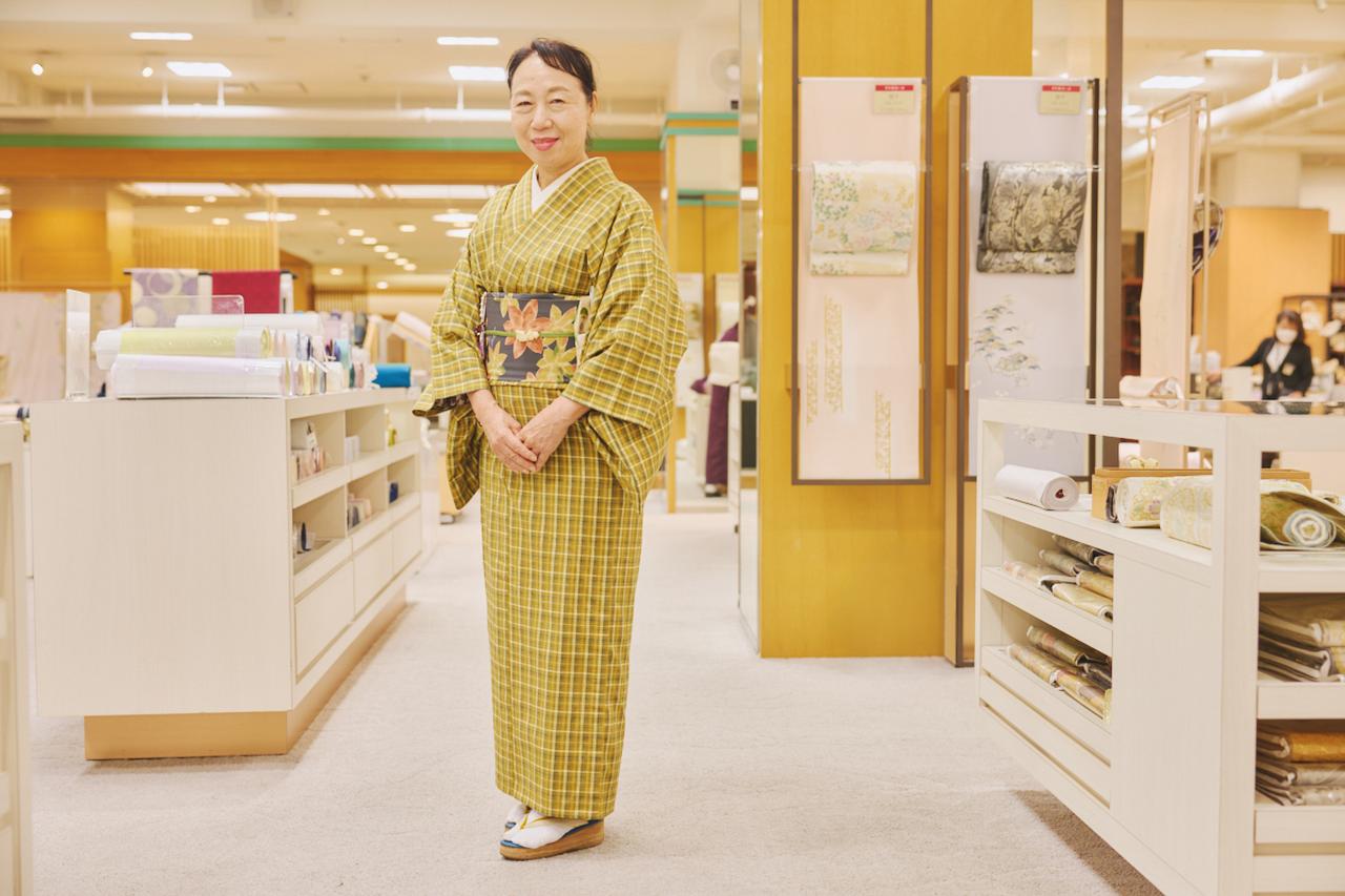 画像: 三越全店で「女将」の肩書きをもつ唯一の存在、近藤さん。この日の近藤さんの装いは、黄色の紬着物に紅葉の帯。「着物は以前ここであつらえたもので、帯はお客様からいただいたもの。十五夜なのでウサギの帯留をしました」