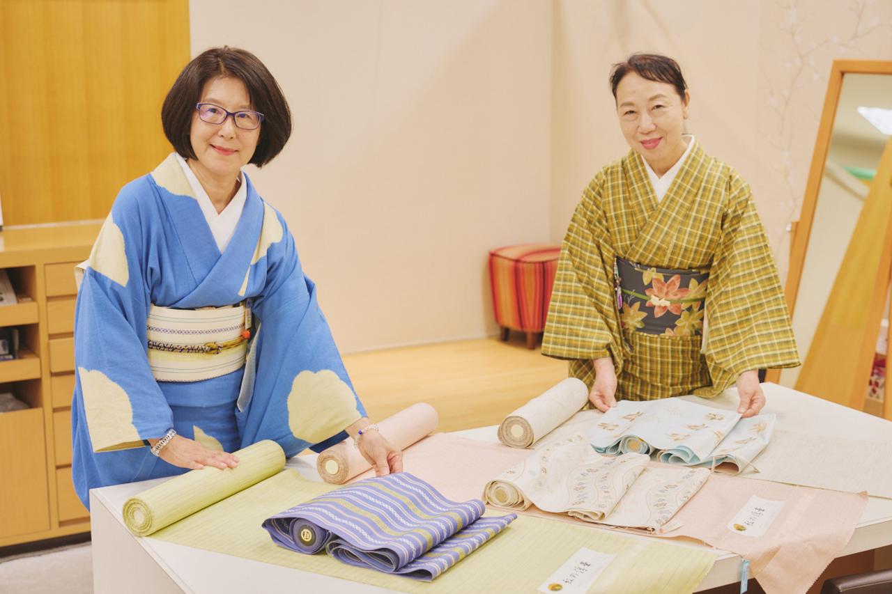 画像: 左：奥津さんの思い出の着物は、京都の絞り染めメーカーの軽やかな木綿
