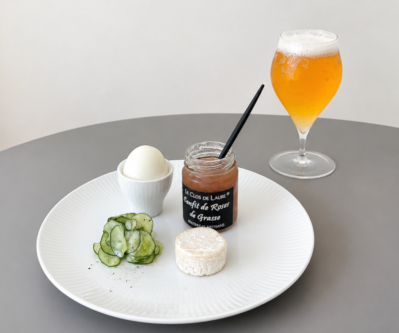 画像: 空腹時によく用意するプレート。スライスしたきゅうりをヨーグルト・塩こしょうであえただけ
