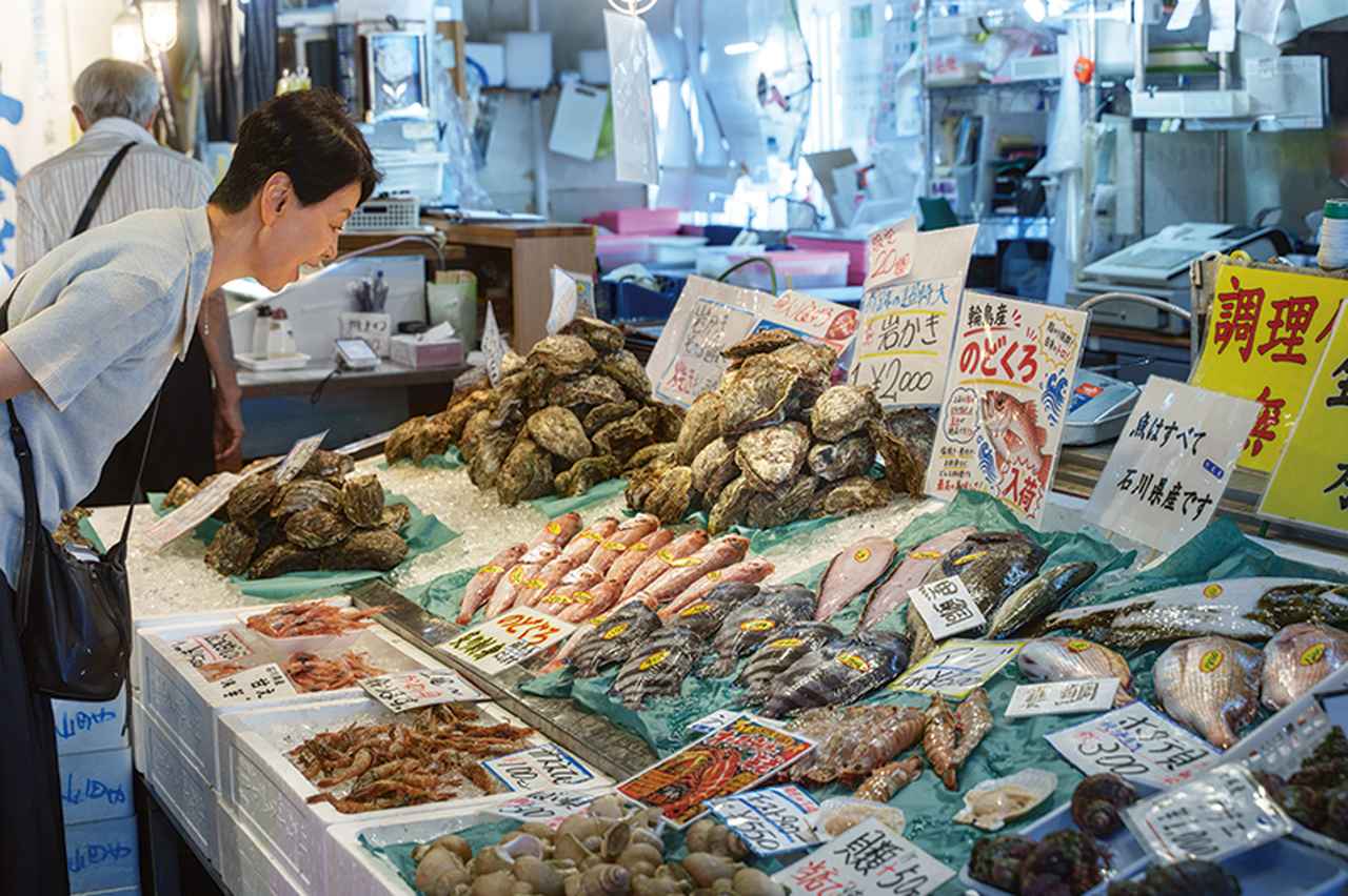 画像: 鮮魚売り場で選ぶウーさん。どれも新鮮で、価格も東京と比べると驚くほどお手頃。選んだ魚をすぐその場で刺し身にしてくれる