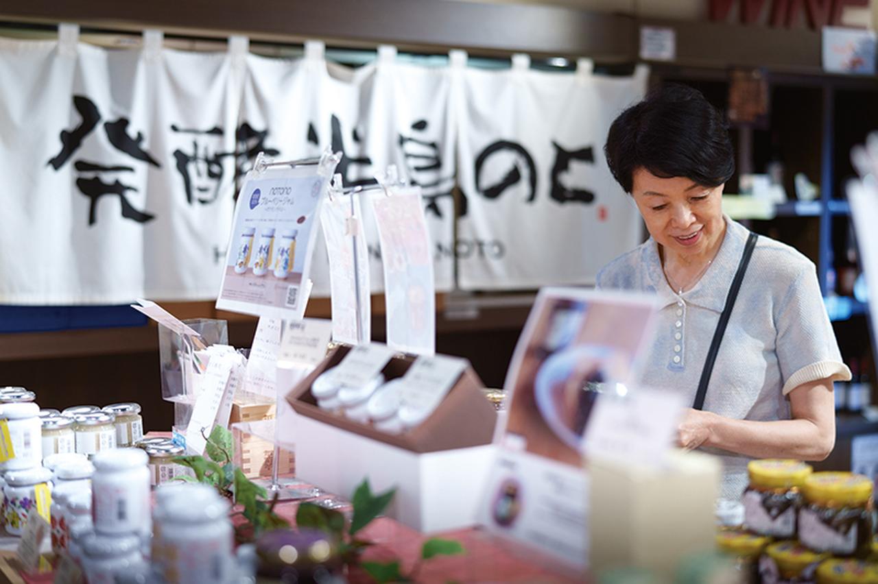 画像: 生鮮のほか、干物や珍味、地酒、銘菓、伝統工芸品まで、能登ならではの名産品を幅広く取りそろえている。2階のグルメ館には寿司や海鮮丼などの飲食店が並ぶ