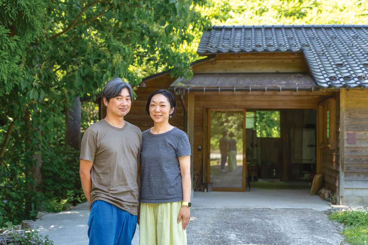 画像: 有永さんと妻の史歩さん。史歩さんは、有永さんの制作を支える一方、さまざまな活動から能登の魅力を伝える