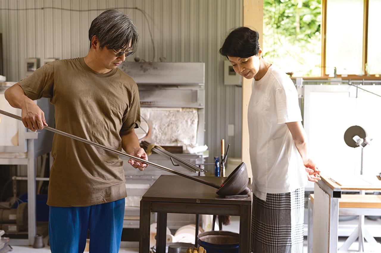 画像: 「有永さんの作品は、美しいなかに吹きガラス特有のぬくもりがあるところが好き」とウーさん