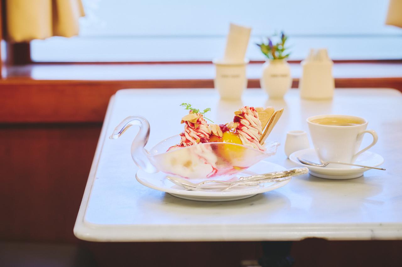 画像: 日本橋三越本店のレトロ喫茶「カフェ ウィーン」を訪ねて。本国ウィーンも認めた優美な空間でときめく“白鳥のスイーツ”を楽しむ - 天然生活web