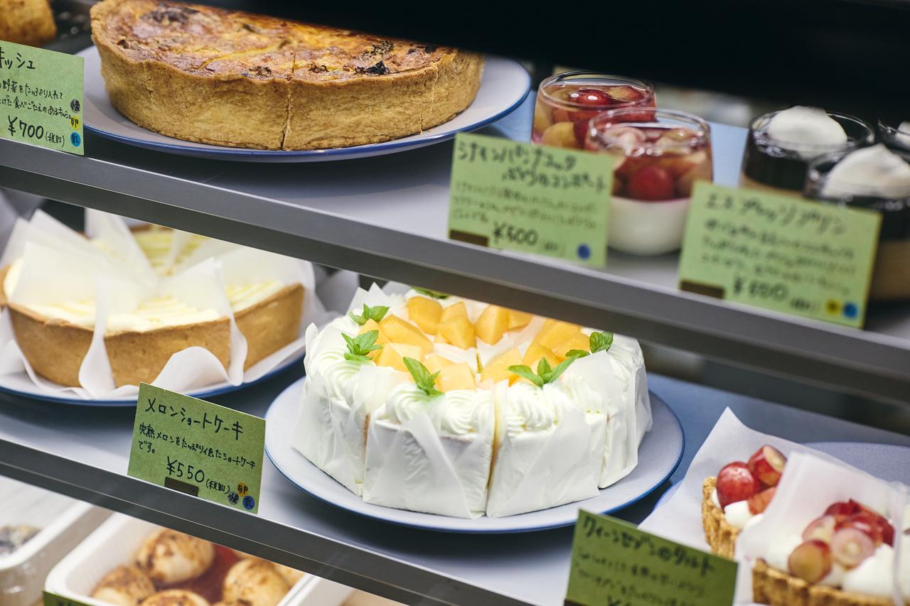 画像: 店頭のショーケースにはパフェ以外のスイーツも