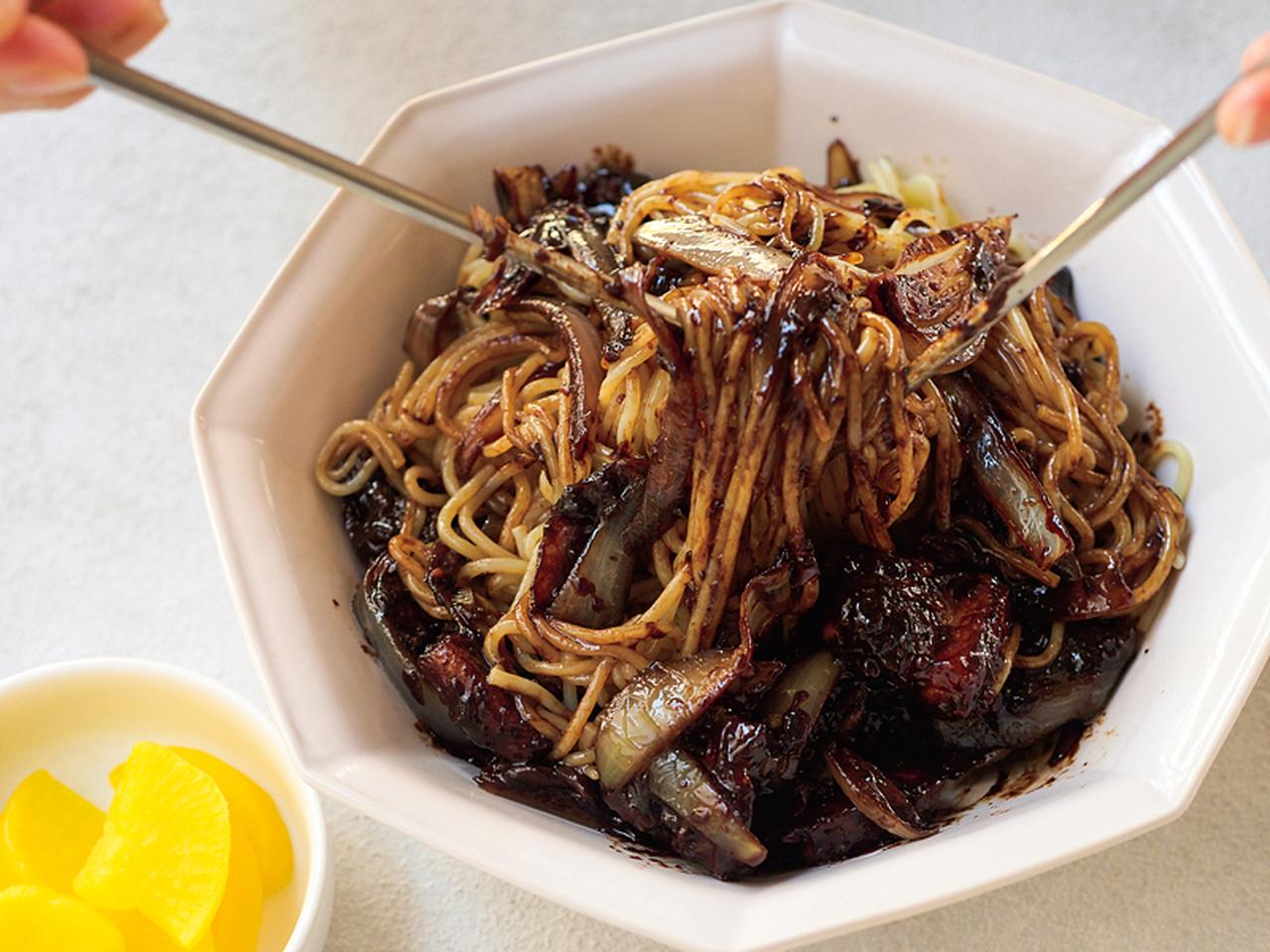 画像: ジャジャン麺はソースがからみやすい。全体に行きわたるように混ぜてから食べる