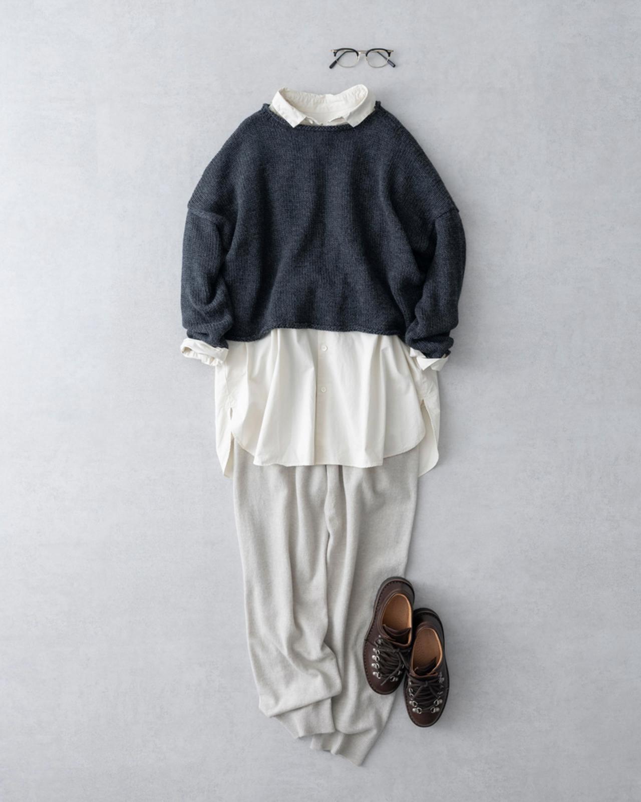 画像: ニットパンツ 27,500円/アンフィル ニット 46,200円/ヴェリテクール ロングシャツ 24,200円/ヴェリテクール メガネ 58,300円/イーファイブ アイヴァン(トリップ ルミネエスト新宿店) シューズ 71,500円/フラカップ(フラッパーズ)