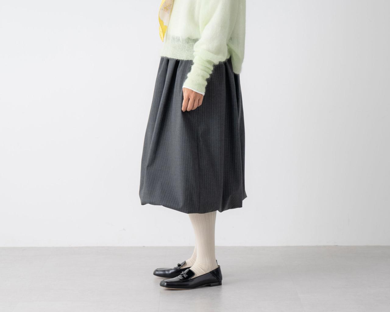 画像: スカート 14,960円/ミズイロインド(マーコート) ニット 30,800円/プレインピープル スカーフ 16,500円/マニプリ ハイソックス 1,540円/靴下屋(タビオ) シューズ 79,200円/ネブローニ