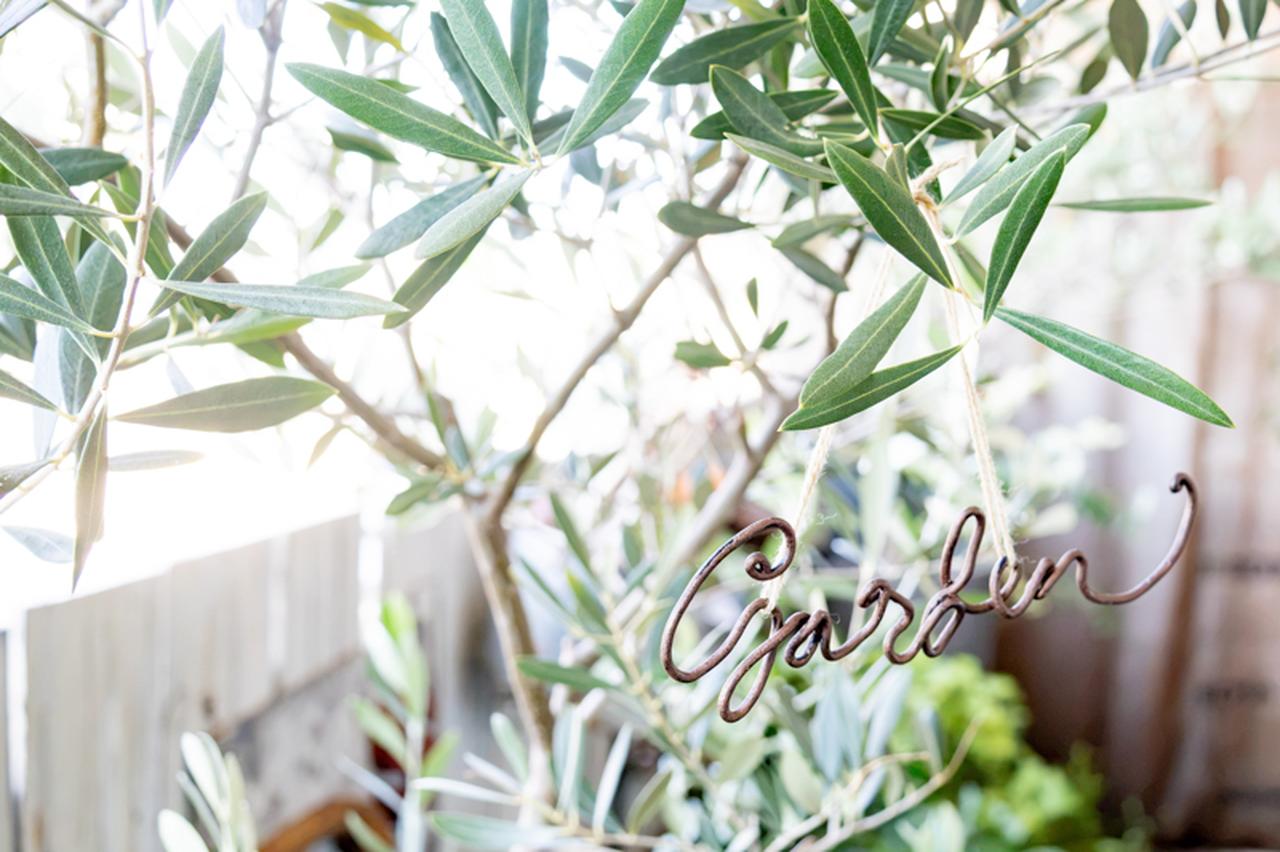 画像: オリーブの枝に揺れる「Garden」の文字。自分でつくった小さなものが加わると、いつもの景色にまたひとつ、わが家らしさが生まれます
