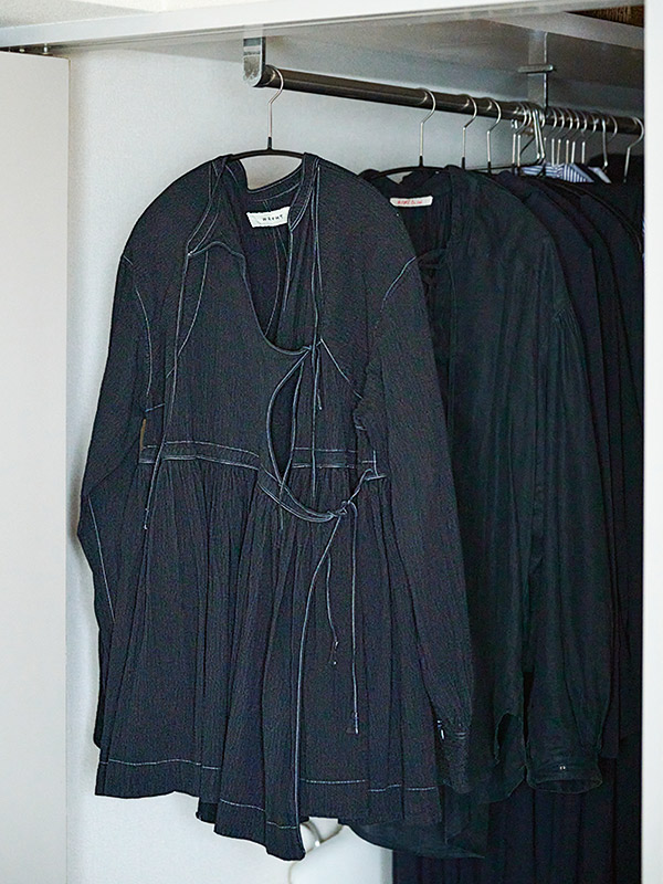 画像2: 手放したもの 05 服や生活道具の色