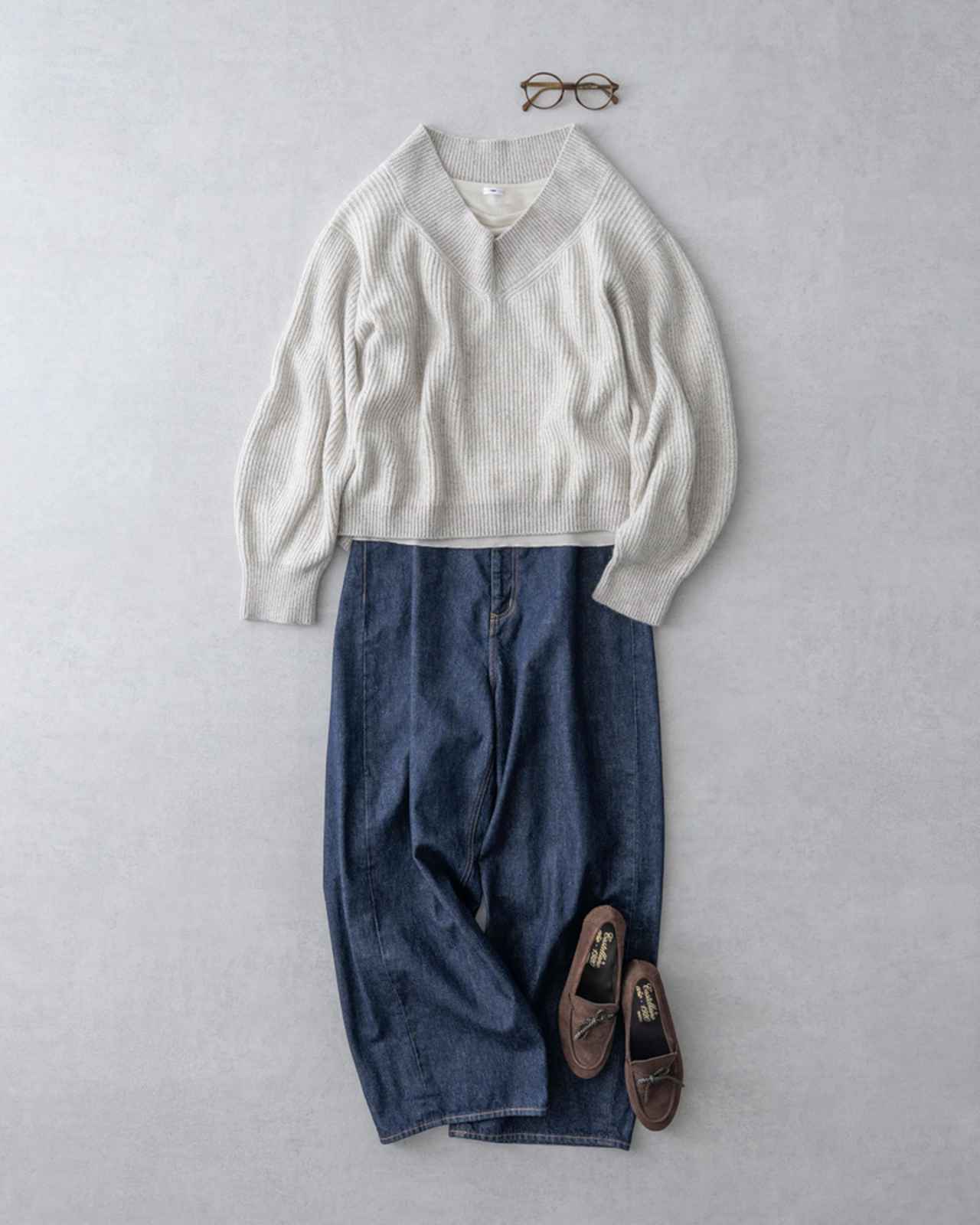 画像: Vネックニット 29,700円/アンフィル 下に着たカットソー 18,700円/ティッカ デニムパンツ 18,480円/ミズイロインド(マーコート) メガネ 35,200円/クヲン(ピーオー) ローファー 40,700円/カステラーノ(フラッパーズ)