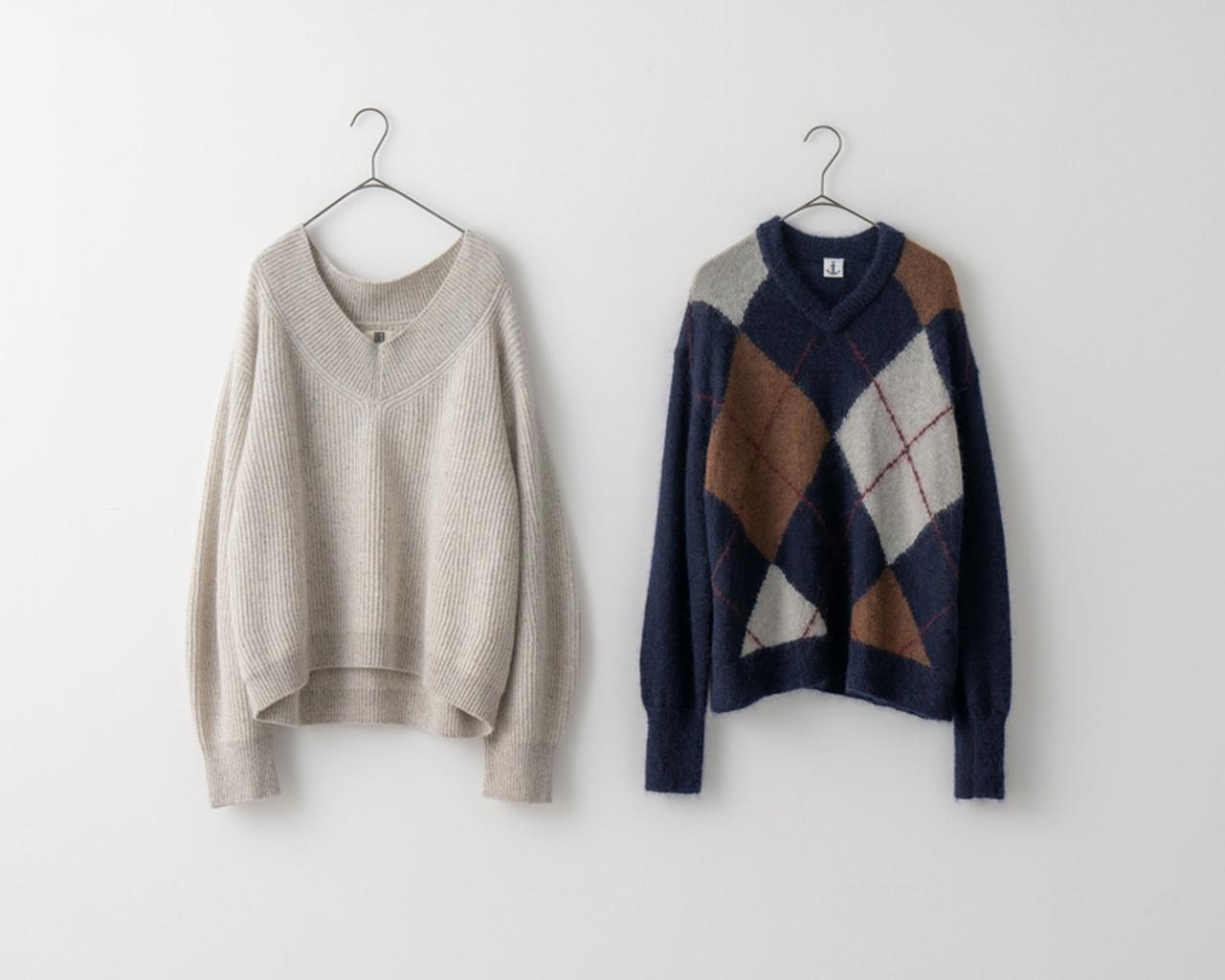 画像: 左)シルクネップのVネックニット 29,700円/アンフィル 右)アーガイルのVネックニット 31,900円/ロワズィール