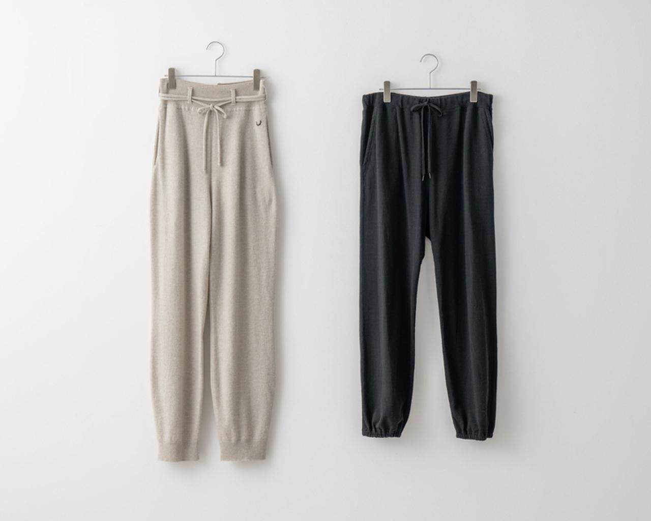 画像: 左)ニットパンツ 27,500円/アンフィル 右)スウェットパンツ 22,000円/ヴェリテクール