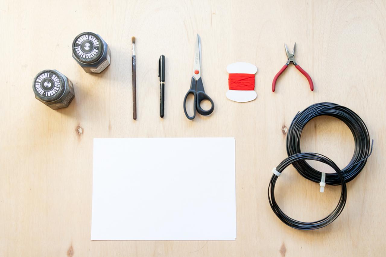 画像: ワイヤーと身近な道具を用意して、文字づくりを始めます。手で形を整えやすいアルミ製ワイヤーを使います