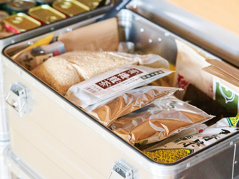 画像: 「ワンダラウト」のアルミコンテナの中には、食料品のストックや備蓄品をイン。災害が起こっても安心な量を確保している