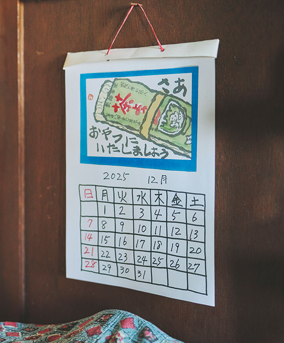 画像: 親しい人に送っている手づくりの絵手紙カレンダー。「つくるのが大変になってきたので、息子に手伝ってもらっています」