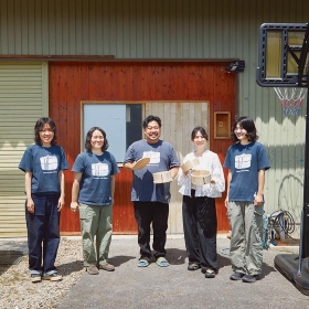 画像: 工房の前で。左から清水さんの妹のみほさん、一番弟子の鈴木さん、清水貴康さん、真藤さん。右はワークショップをきっかけに工房に入った木村さん
