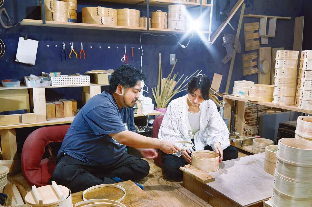 画像: せいろづくりの難関、うずを巻く作業に挑戦する真藤さん