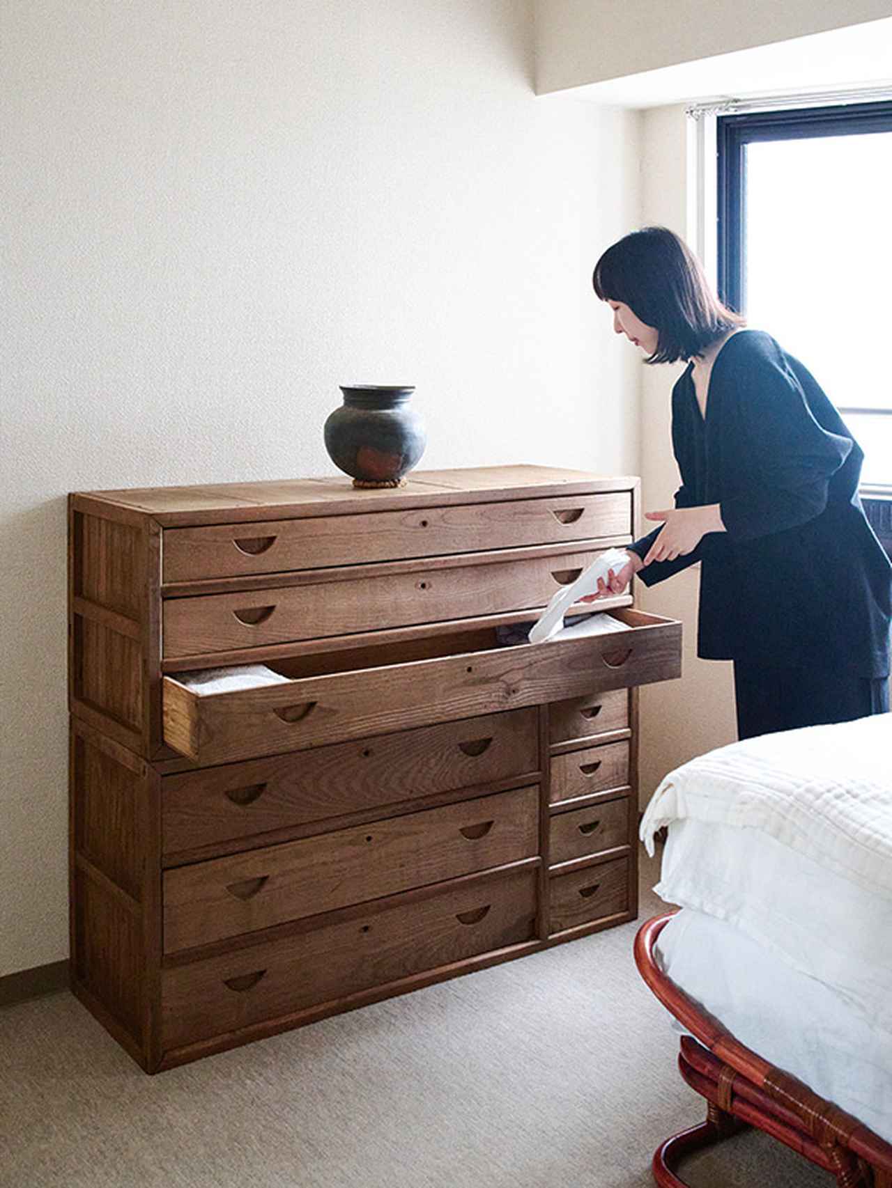 画像: 地震をきっかけに寝室の収納はこの引き出しだけに