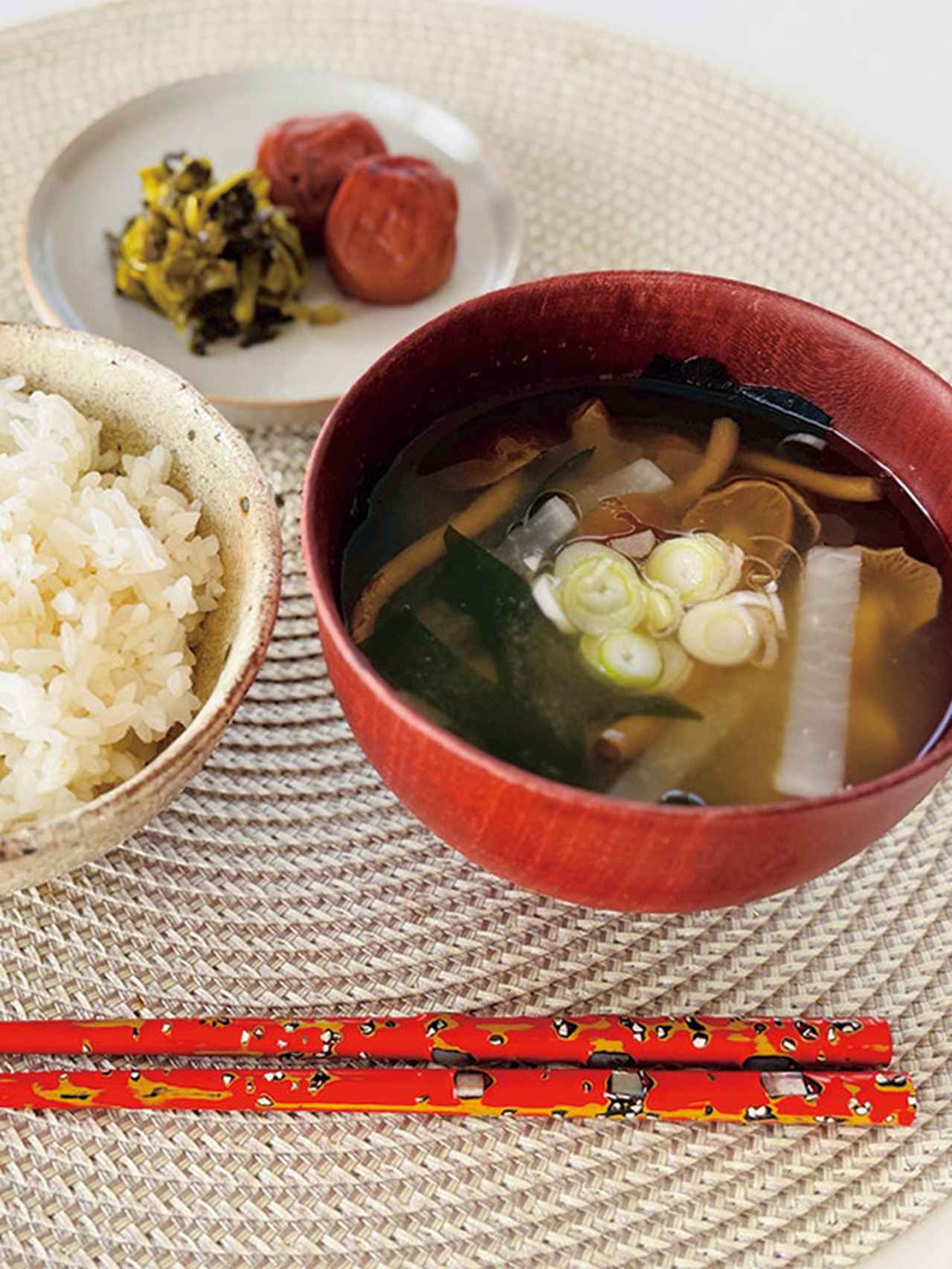 画像: ある日の朝食。大根となめこ、わかめの味噌汁、無農薬玄米5分づきごはん、自家製梅干しと有機高菜漬