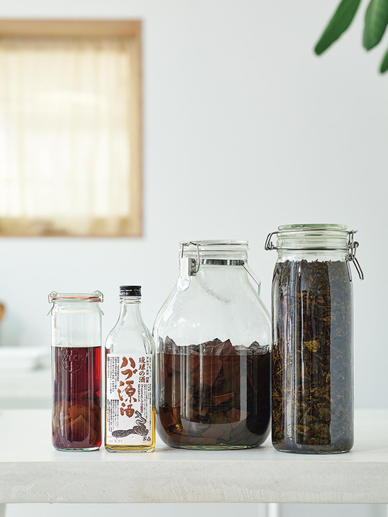 画像: 食用バラをラム酒に、びわの葉は無農薬の玄米焼酎に漬けている
