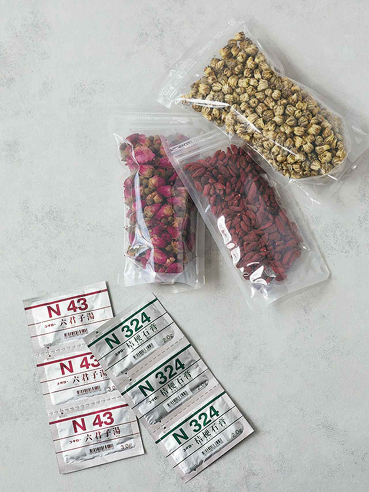 画像: ハマナスのつぼみ、菊花、クコの実をお茶にしたり、漢方薬を飲んだり、不調のときは、なるべく自然に近いもので手当てする