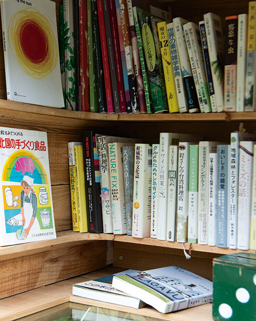 画像: 百葉箱の中に設置された本棚。森、植物、庭、虫、野菜、果物、スパイス、手づくりなど、「mitosaya」の世界観と重なり合うような言葉が並ぶ