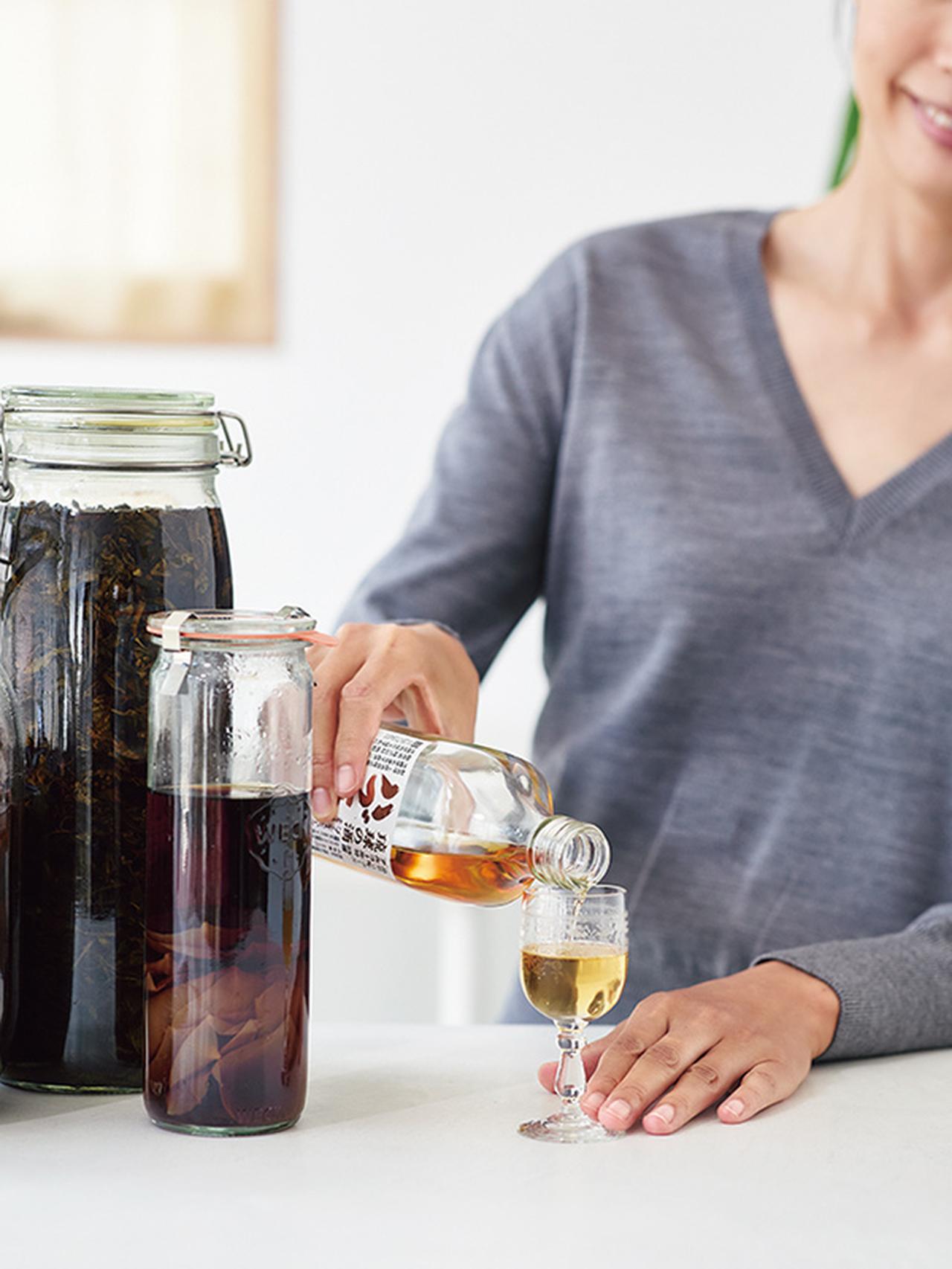 画像: 13種類のハーブをブレンドした「ハブ源酒」は友人に薦められて。「クセがなくて飲みやすいです」