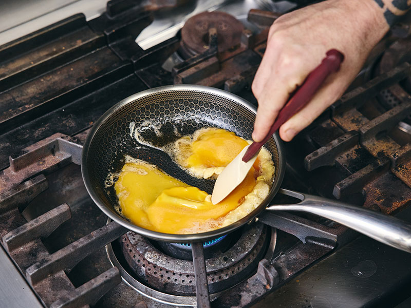 画像1: ふわとろ「スクランブルエッグ」プレートのつくり方。いつもの朝ごはんがカフェ風に!とろりとなめらかに仕上げるコツも/デリカテッセンKoma(山梨県・北杜市)