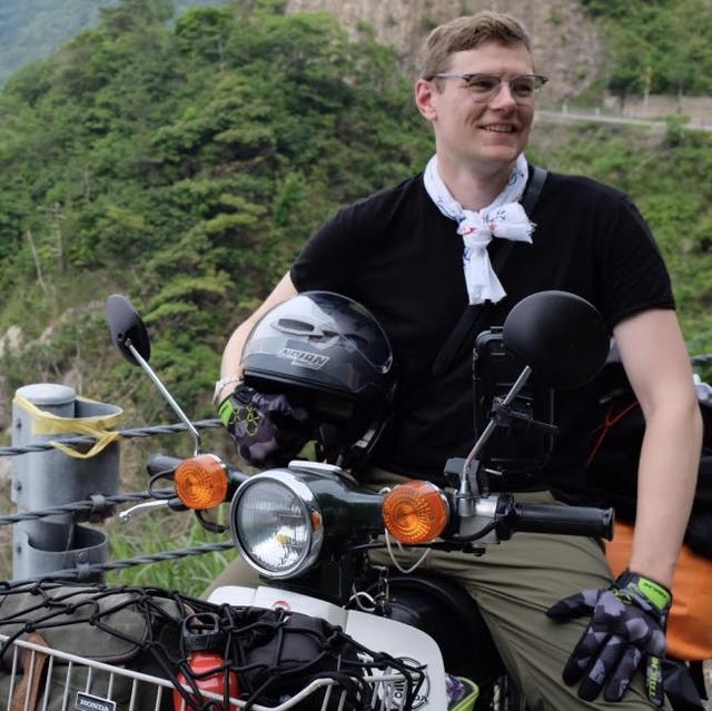 画像: Nathan Connelly 日本では「ミスター・カブ」という名前で親しまれ、 日本で大好きなスーパーカブを乗り回し、 タレントとしても活動する反面、 本国のアメリカではアニメのディレクターNathan Connellyとしても活動する。