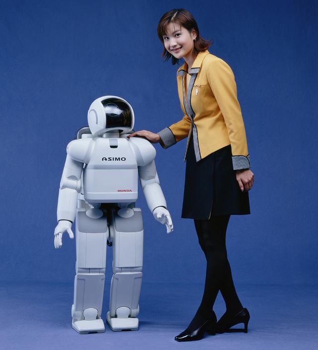 画像: 2000年、ヒューマノイドロボットとして作られた「ASIMO」(アシモ)。日本の住宅事情を考慮して、そのサイズが決定されたそうです。一家に一台、の時代がくるのはいつですかね? www.honda.co.jp