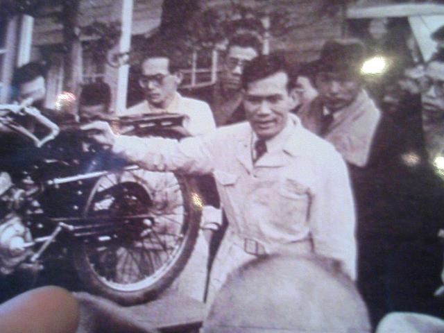 画像: ホンダ車の説明をする本田弁二郎さん。 blogs.yahoo.co.jp