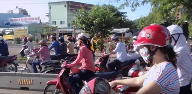 画像: ベトナムではバイクのことを「Honda」と呼ばれているそうです。 youtu.be