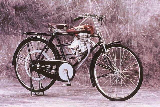 画像: 太平洋戦争終結後間もない時代に作られた、1947年完成のホンダA型。 www.honda.co.jp