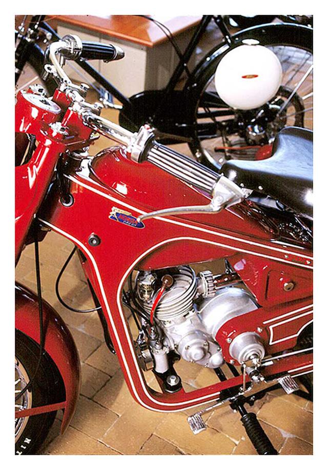 画像: 1949年、ホンダ初の本格モーターサイクルとして完成したドリームD型のチャンネルフレームにも、「サモトラケのニケ」仕様のエンブレムが使われていることがわかります。 www.honda.co.jp