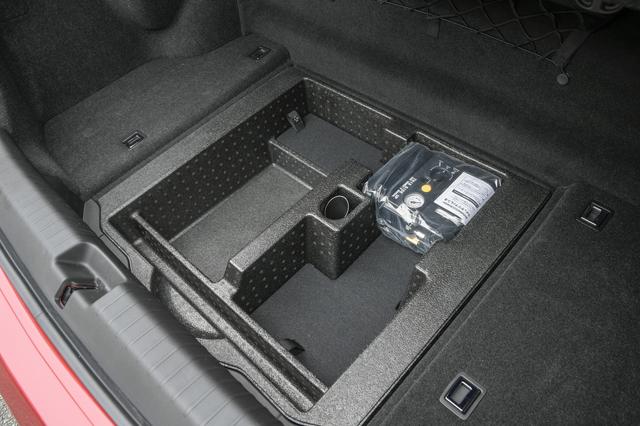 画像: トランクルーム容量はIPUの小型化により従来の401Lから13L拡大し414Lに。さらにパワートランクとなった。