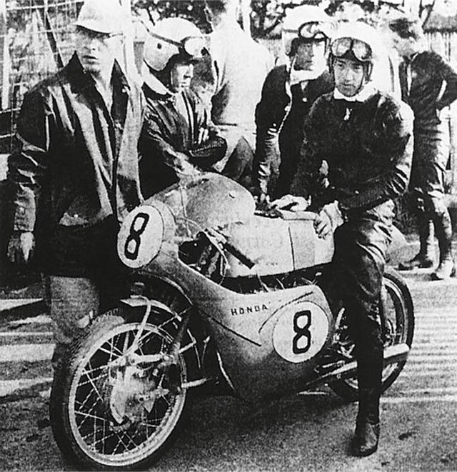 画像: 1959年のマン島TT初遠征。125ccクラス6位完走したホンダRC142と谷口尚巳(車上)。 www.honda.co.jp